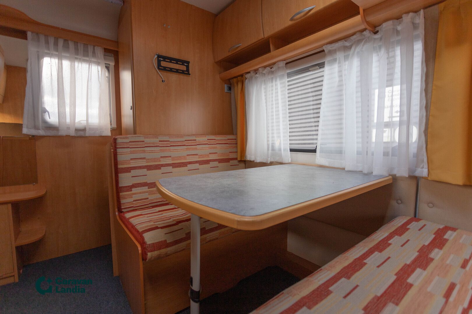 Knaus EIFELLAND HOLIDAY 395 TF ** TRUMA-SÄHKÖPATRUUNA, PITKITTÄINEN PARIVUODE, MARKIISI **, kuva 9