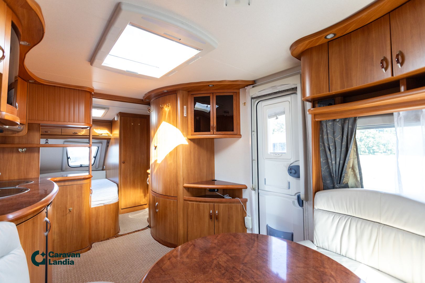 Hobby 560 UFe EXCELSIOR ** ALDE (KAASU/SÄHKÖ), NAHKASISUSTA, KAASU-UUNI **, kuva 7