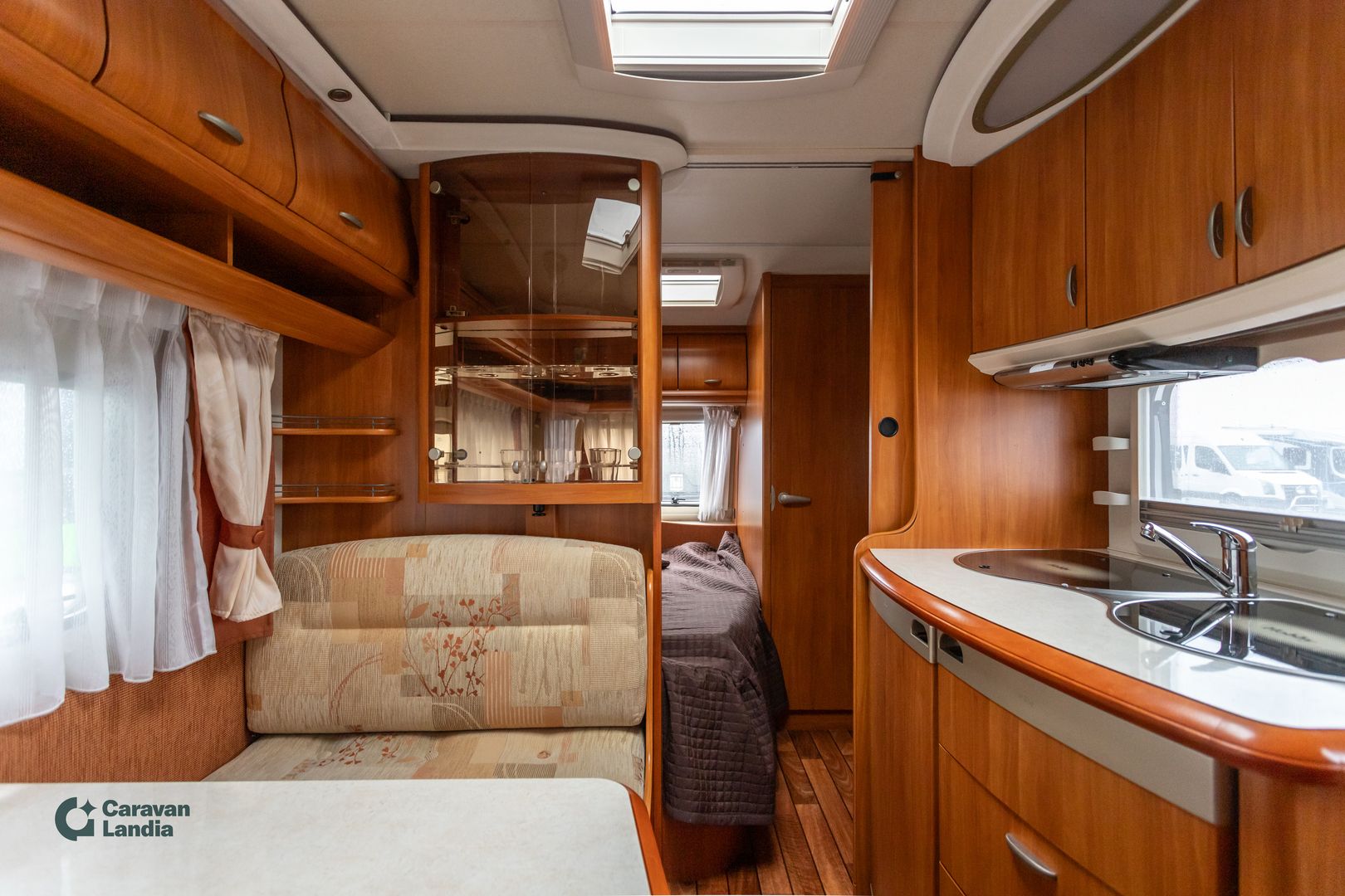 Kuva 7, Hobby Excellent 410 SFe ** TRUMA-SÄHKÖPATRUUNA, PITKITTÄINEN-PARIVUODE, MARKIISI, MOVER **