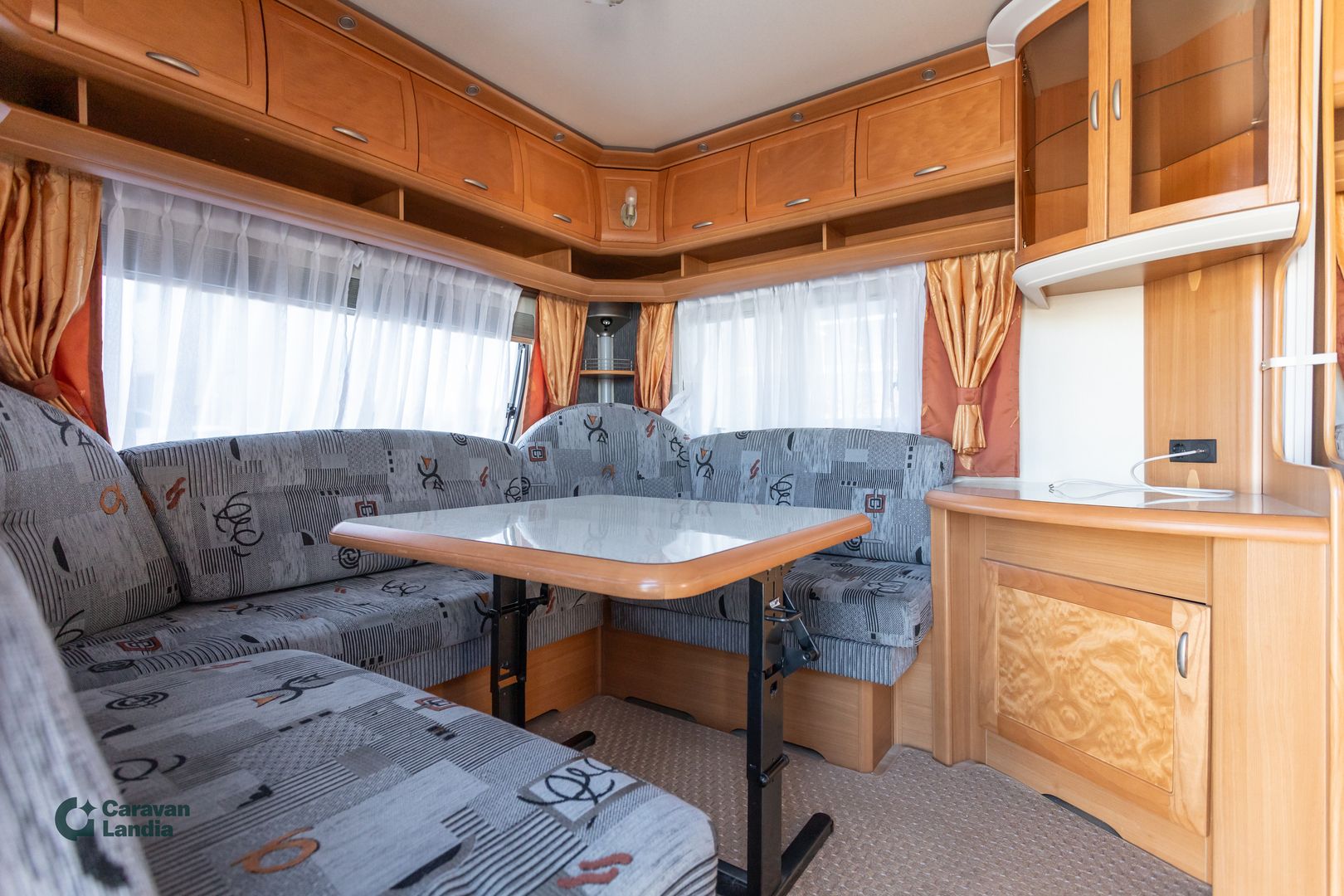 Kuva 8, Hobby 720 UMF Prestige ** ALDE, PITKITTÄINEN-PARIVUODE, 2X ISTUINRYHMÄ **