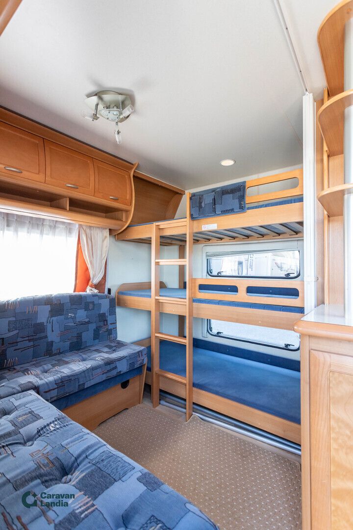 Kuva 8, Hobby 650 KMFe Prestige ** ALDE, 3-KERROSVUODE, PITKITTÄINEN-PARIVUODE, ISO-PÖYTÄRYHMÄ **