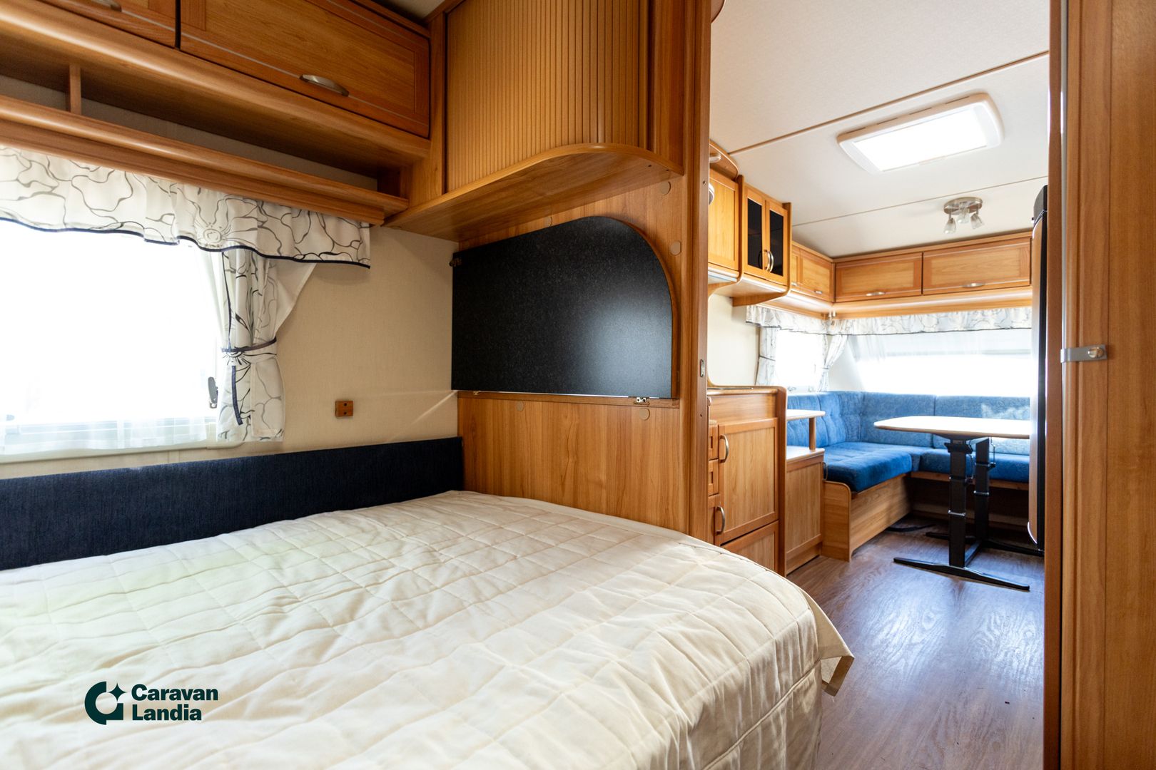 Kuva 16, Solifer Artic 560 TBR ** ALDE (KAASU/SÄHKÖ), PITKITTÄINEN PARIVUODE, U-ISTUINRYHMÄ **