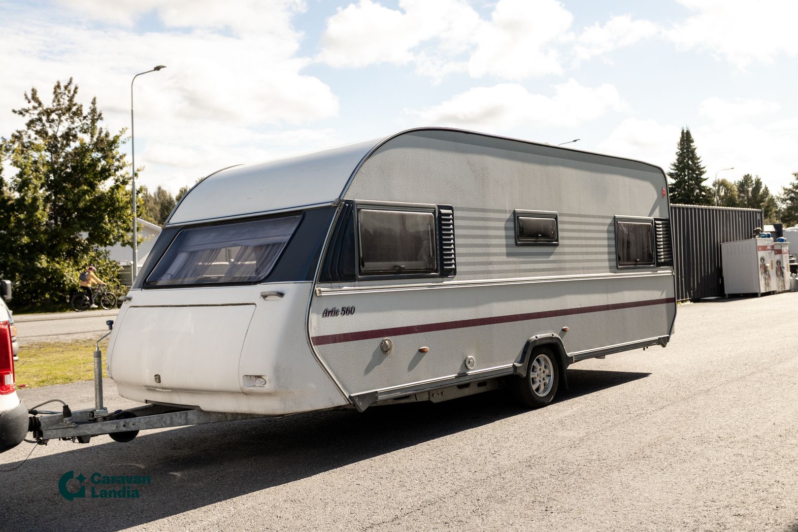 Kuva 5, Solifer Artic 560 TBR ** ALDE (KAASU/SÄHKÖ), PITKITTÄINEN PARIVUODE, U-ISTUINRYHMÄ **