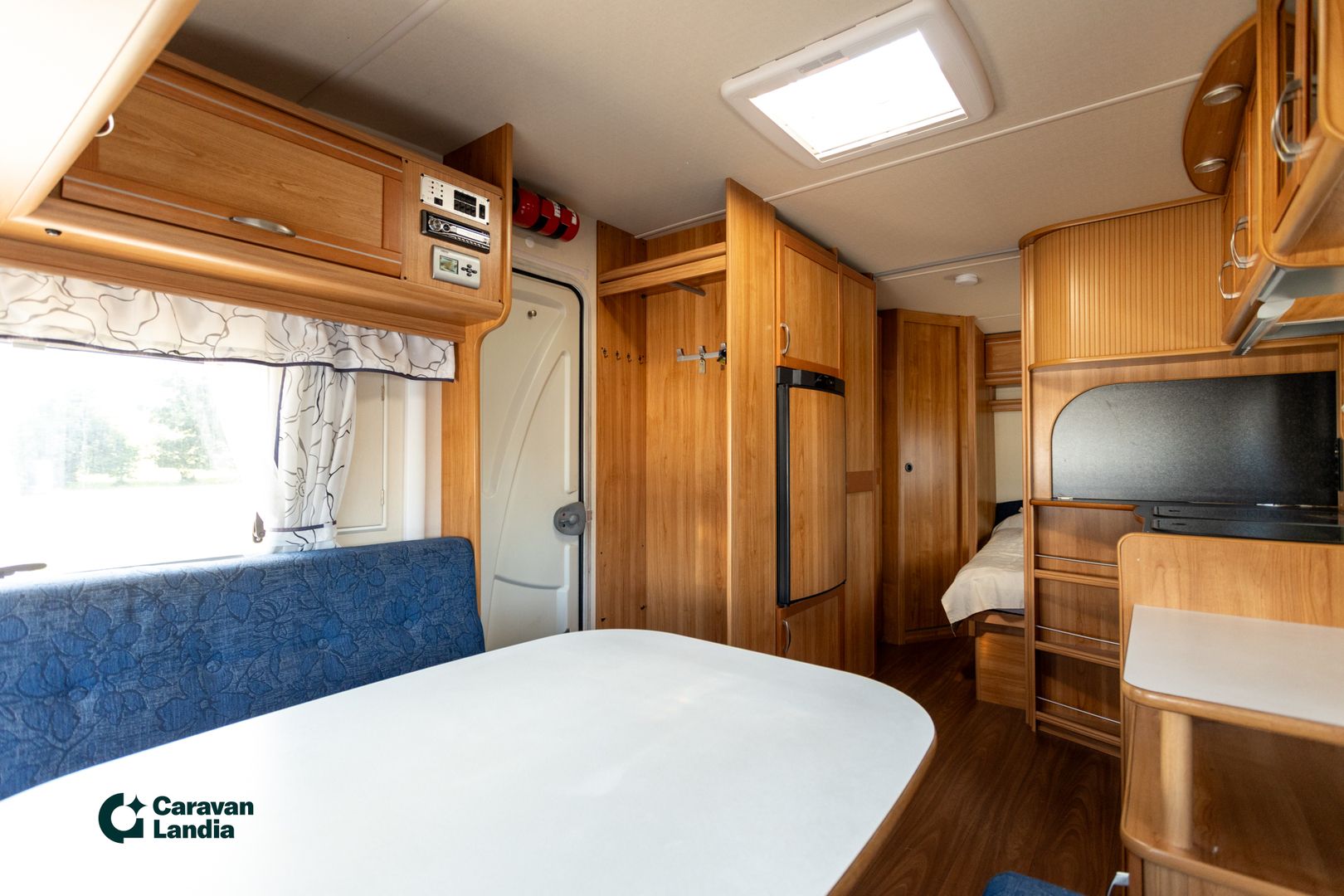 Solifer Artic 560 TBR ** ALDE (KAASU/SÄHKÖ), PITKITTÄINEN PARIVUODE, U-ISTUINRYHMÄ **, kuva 8