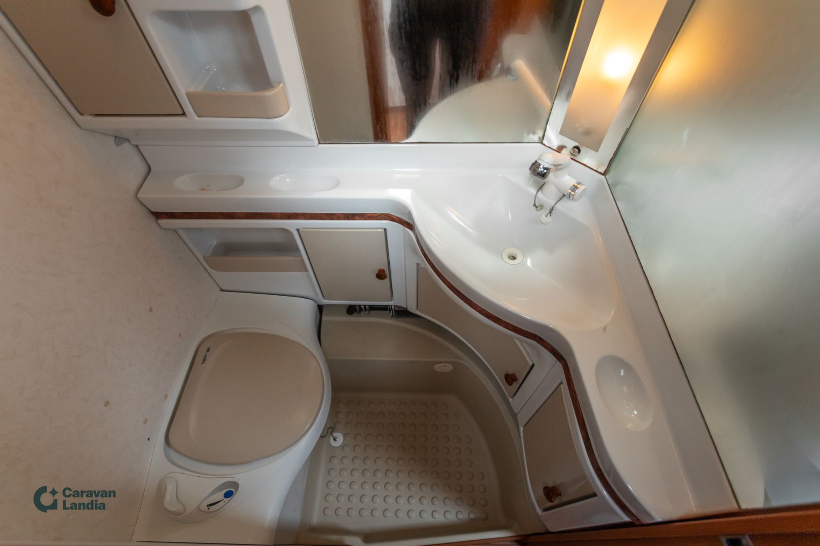 Kuva 16, Hobby Prestige 650 KFU ** ALDE, PITKITTÄINEN-PARIVUODE, KERROSSÄNKY, ISO-PÖYTÄRYHMÄ, AURINKOPANEELI **