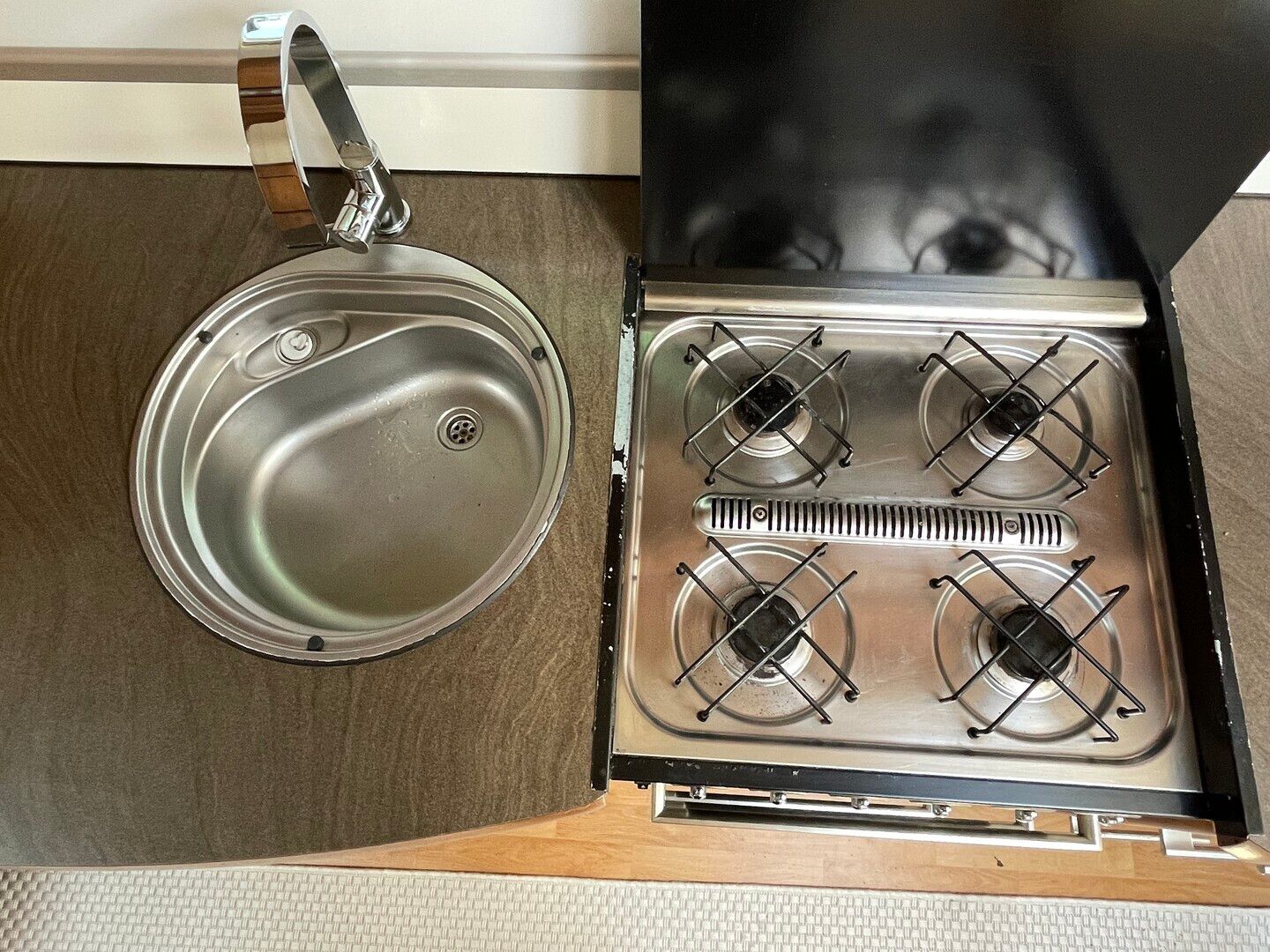 Kuva 10, Kabe Royal 590 XL KS ** ALDE, PARIVUODE PITKITTÄIN, SIVUKEITTIÖ **