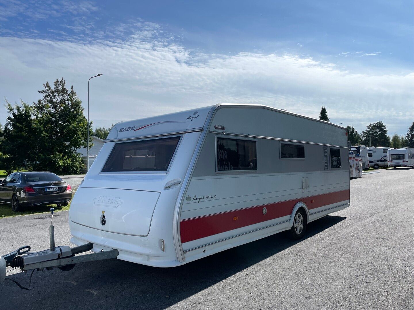 Kuva 4, Kabe Royal 590 XL KS ** ALDE, PARIVUODE PITKITTÄIN, SIVUKEITTIÖ **