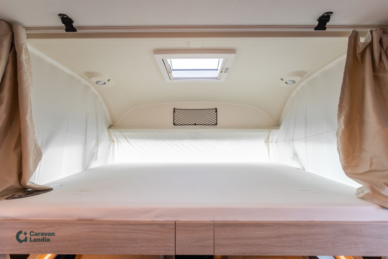 Rapido 896F 2.2 Mjet 160hv ** TRUMA-SÄHKÖPATRUUNA, SAAREKEVUODE, HUBBET-YLÄVUODE, MARKIISI **, kuva 15