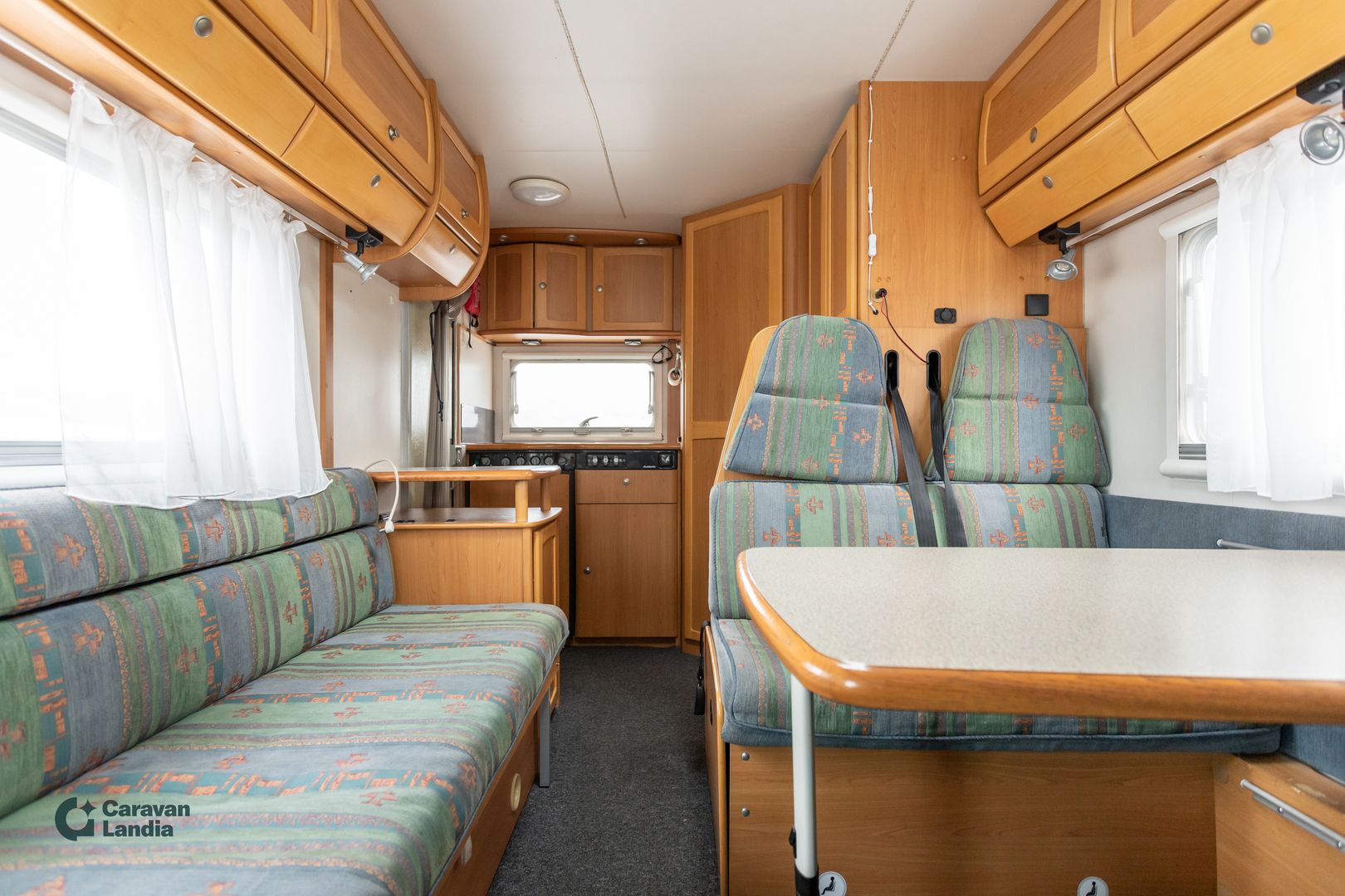 Kuva 7, Dethleffs Globetrotter I 5832 2.8 JTD 120hv ** TRUMA, ISO-PÖYTÄRYHMÄ, HUBBET-YLÄVUODE **