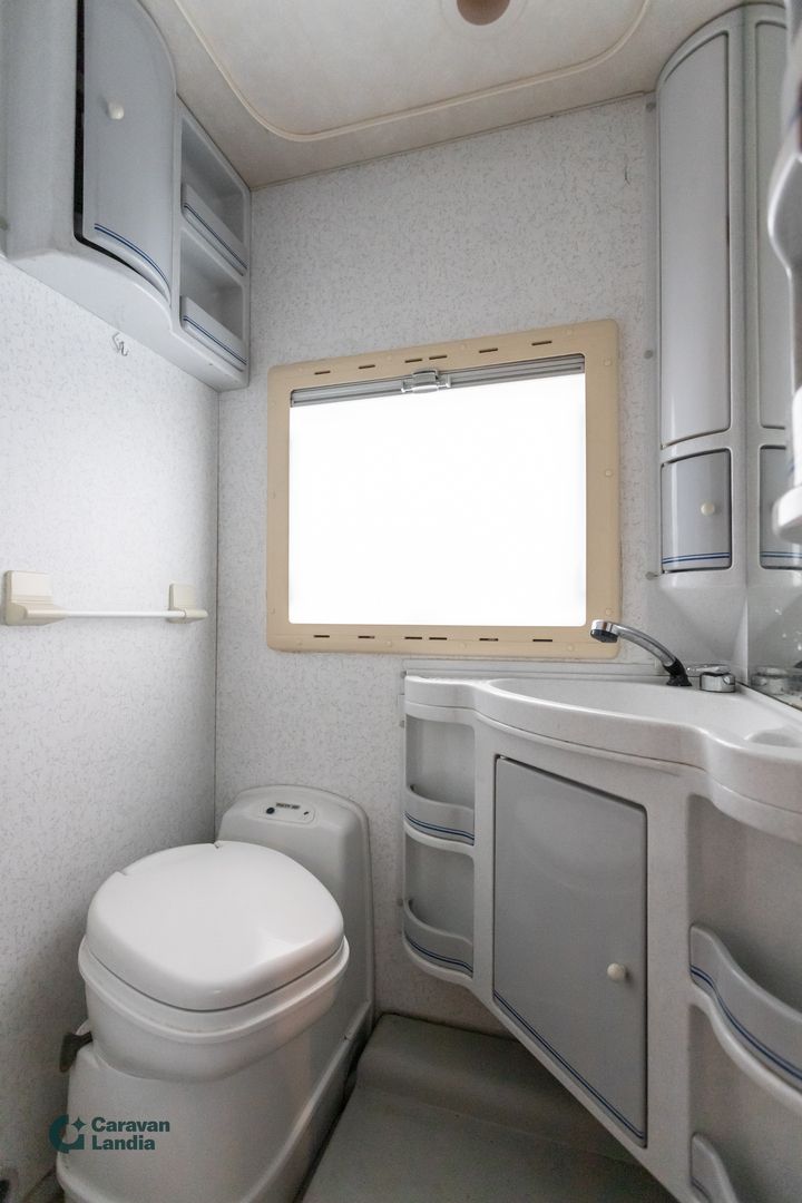 Kuva 11, Adria 660 DP 2.8 JTD 120hv ** 6 HLÖ, TRUMA, TILAVA PARIVUODE, ISO TAKATALLI **