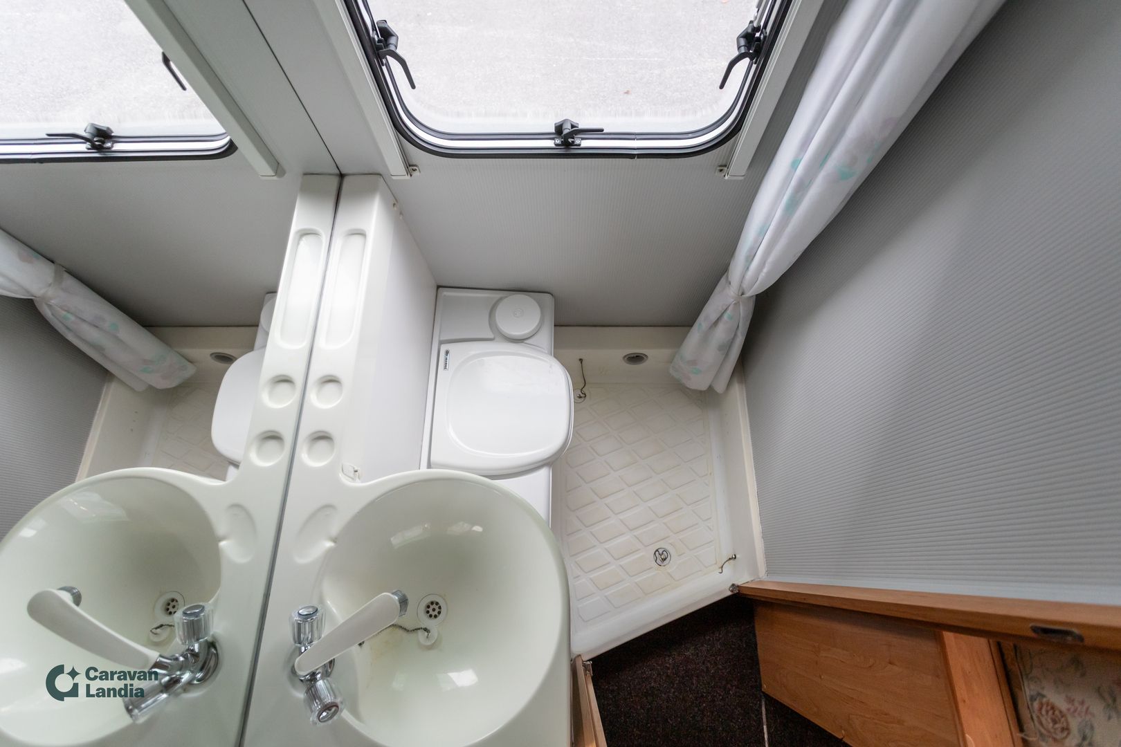 Kuva 12, Knaus Traveller 510 2.8 JTD 120hv ** TRUMA, ISO-PÖYTÄRYHMÄ, MARKIISI **