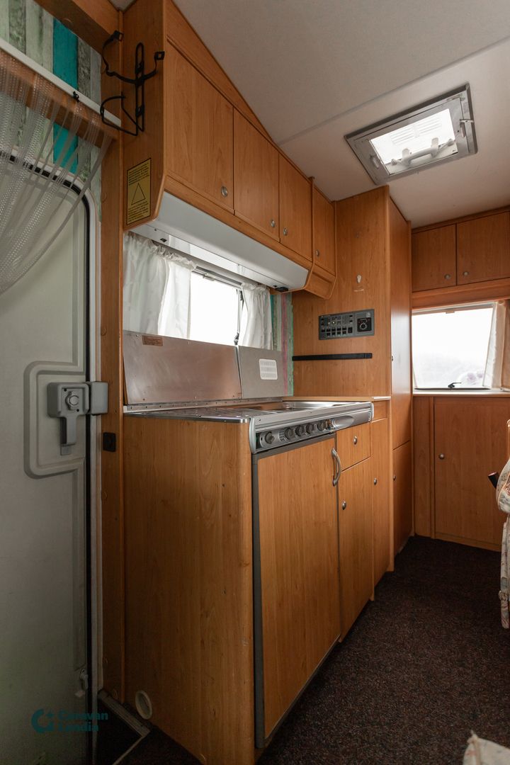 Kuva 9, Knaus Traveller 510 2.8 JTD 120hv ** TRUMA, ISO-PÖYTÄRYHMÄ, MARKIISI **