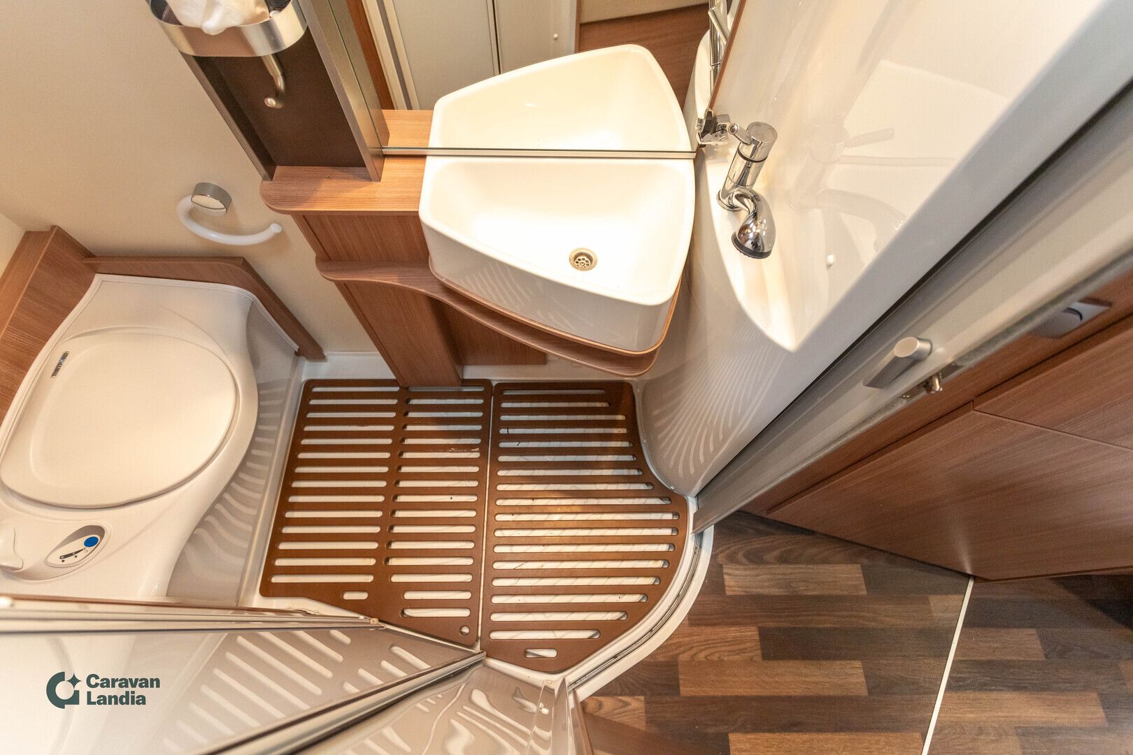 Kuva 12, Knaus Sky Wave 650 MF 2.3 Mjet 130hv ** TRUMA, PITKITTÄINEN-PARIVUODE, 2X ILMASTOINTI, HUBBET-YLÄVUODE **