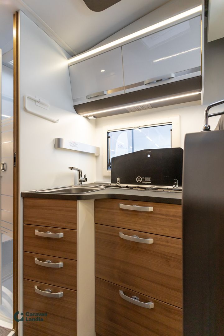 Kuva 8, Adria Matrix 670 SL 2.3 Mjet 140hv ** TRUMA-SÄHKÖPATRUUNA, ERILLISVUOTEET, SÄHKÖ-HUBBET, 2X ILMASTOINTI **