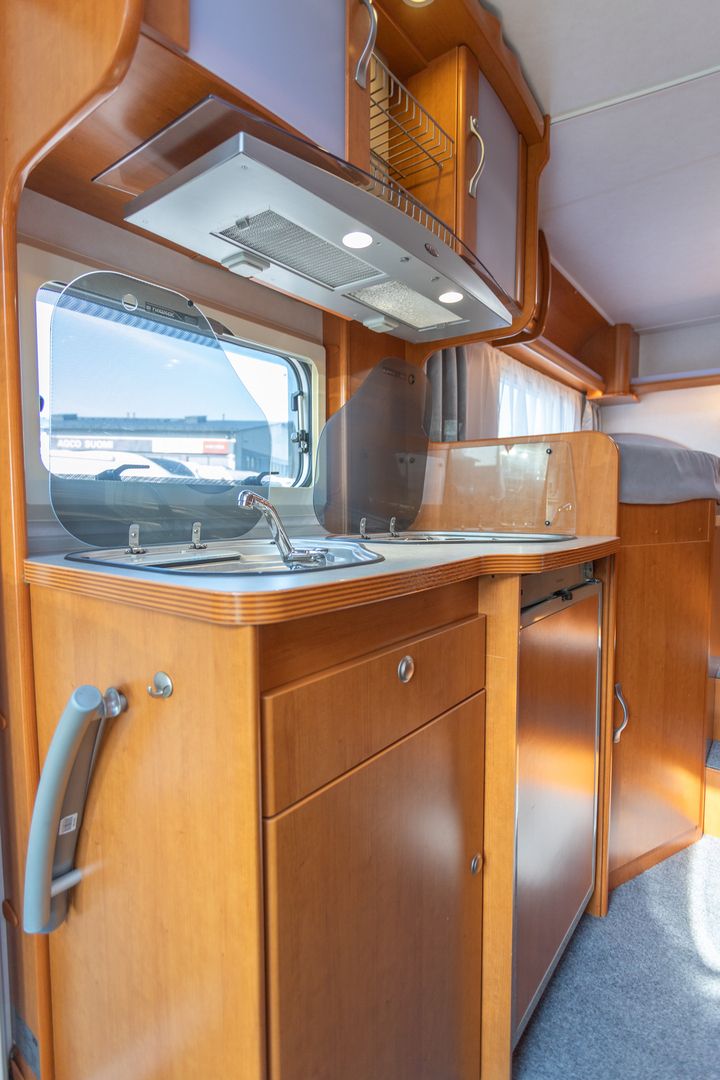 Kuva 9, Lmc LIBERTY TI 654 2.2 TDCi 140hv ** TRUMA SÄHKÖPATRUUNA, ERILLISVUOTEET, HUIPPUSIISTI **