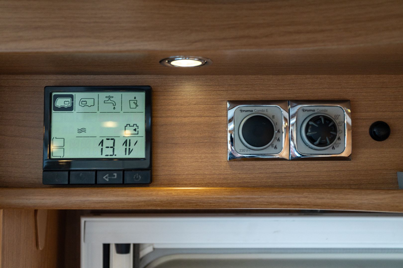 Kuva 22, Lmc Liberty 654 TI 2.2 TDCi 116hv ** TRUMA (KAASU/SÄHKÖ), ERILLISVUOTEET, MARKIISI **