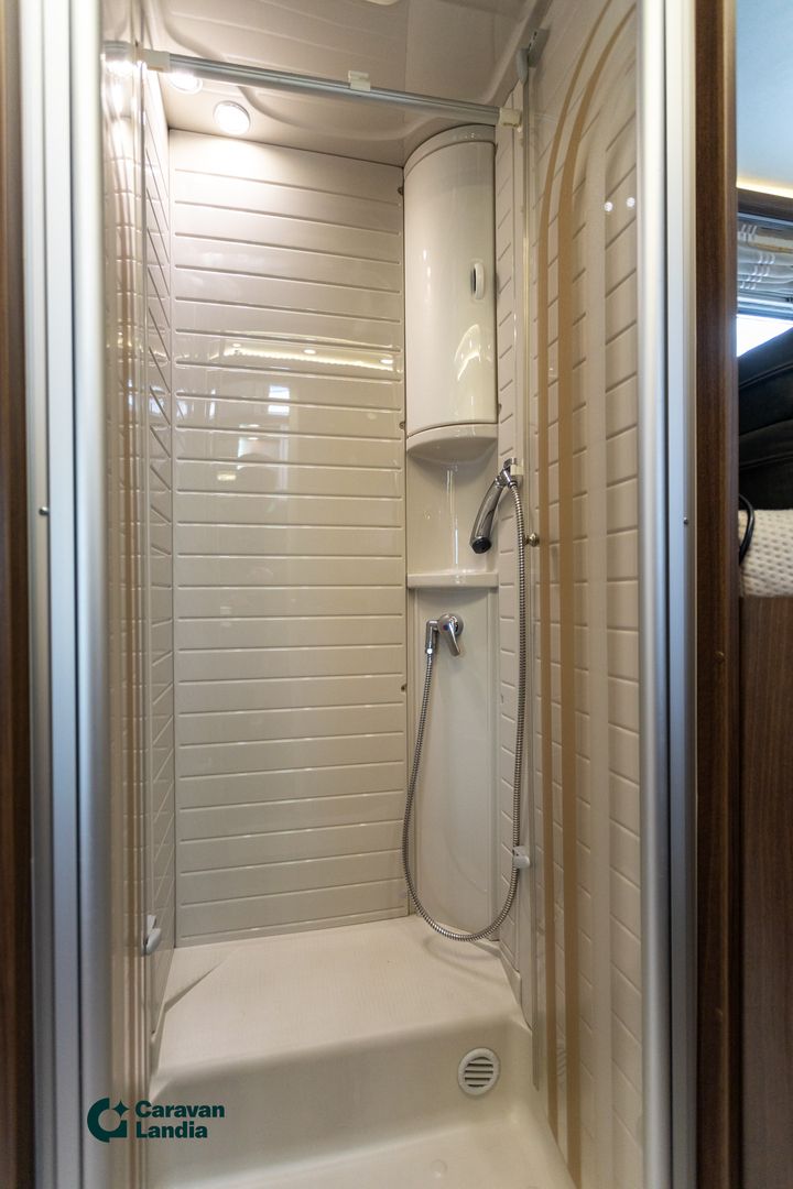 Kuva 14, Burstner Elegance I 810 G 3.0 Mjet 160hv  ** WEBASTO, ALDE (KAASU/SÄHKÖ), ERILLISVUOTEET **