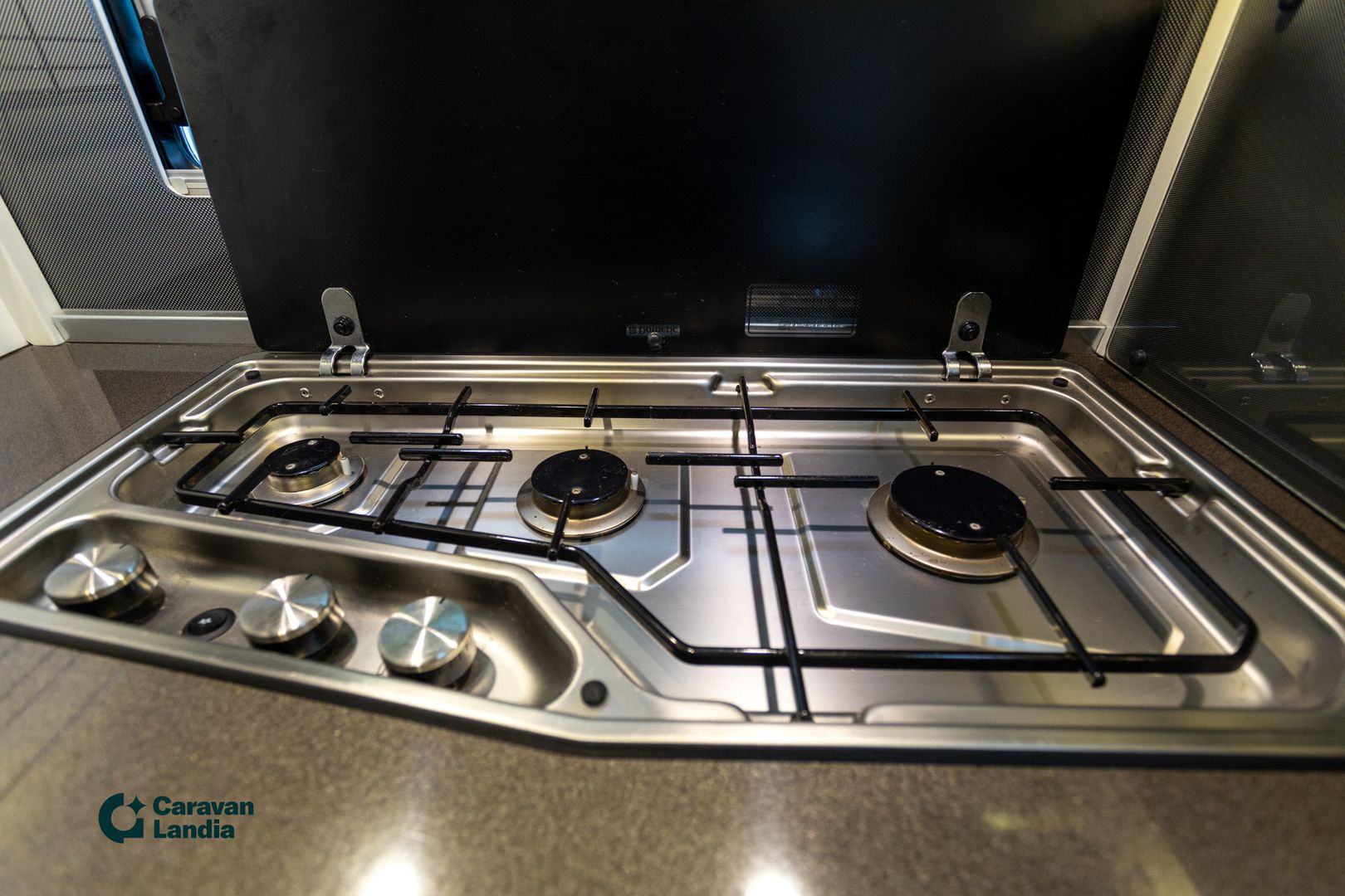 Kuva 11, Adria Coral S690 SC Supreme 2.3 Mjet 150hv ** ALDE (KAASU/SÄHKÖ), SAAREKEVUODE, KAASU-UUNI**