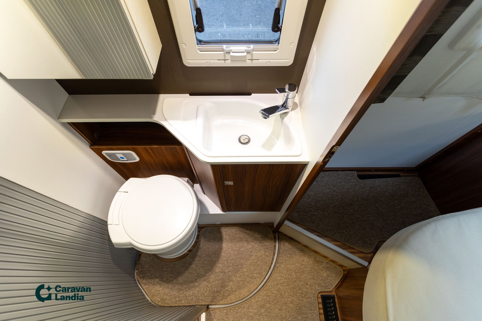 Kuva 15, Adria Coral S690 SC Supreme 2.3 Mjet 150hv ** ALDE (KAASU/SÄHKÖ), SAAREKEVUODE, KAASU-UUNI**