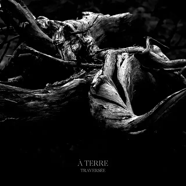 À Terre – "Traversée" Cover (abstrakte Schwarz-Weiß-Zeichnung)