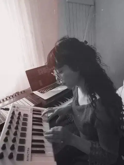 Camila aka Caminauta komponiert Filmmusik.