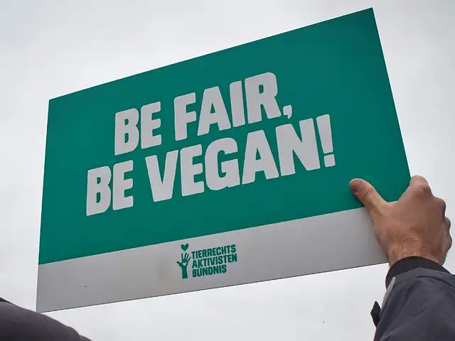 "Be Fair. Be Vegan!" (Slogan: Tierrechtsaktivistenbündnis)