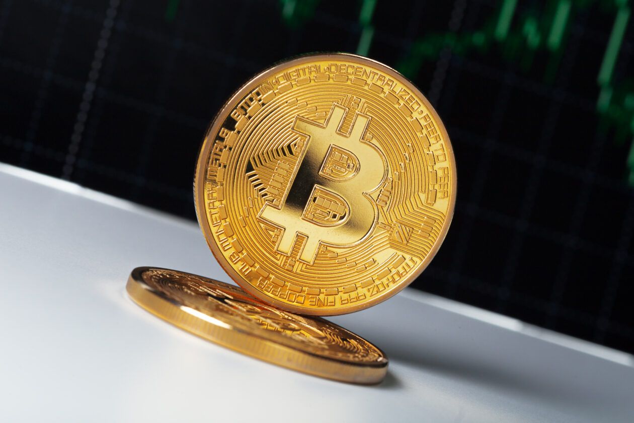 Bitcoin dips below US$21,000
