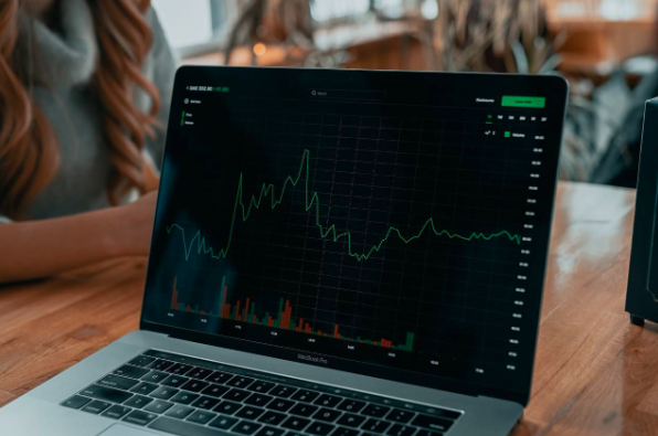 Golden Cask Club's Exclusive Presale: A Leap in Luxury Alternative Investments vs. Wrapped BNB (WBNB) and Solar (SXP)