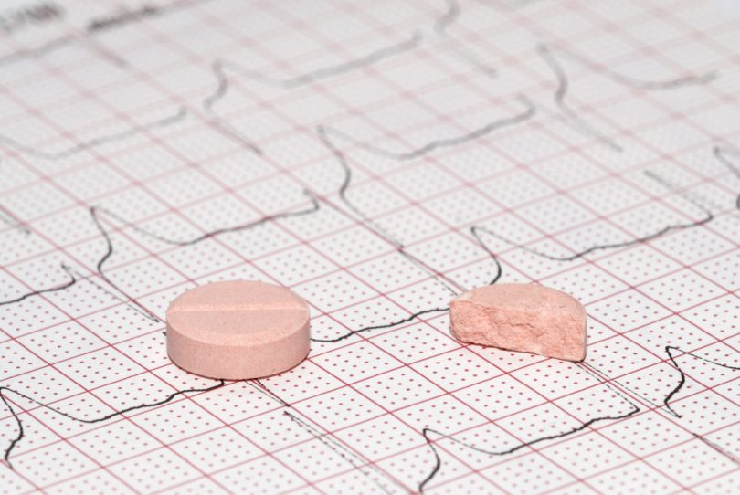 CardioAula - Médico escrevendo coração de ECG