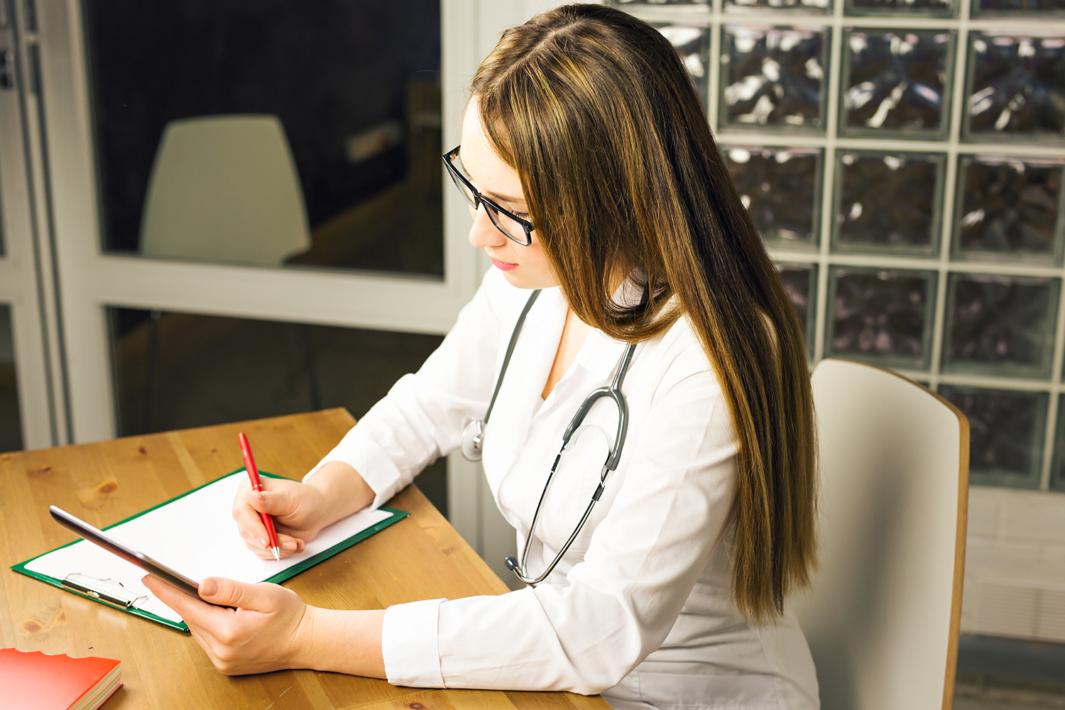 CardioAula - Médico escrevendo coração de ECG