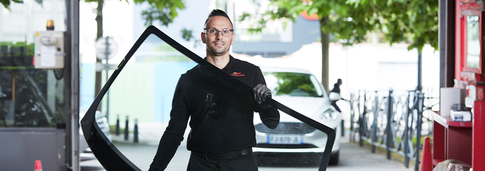 technicien-carglass-en-train-de-remplacer-un-pare-brise