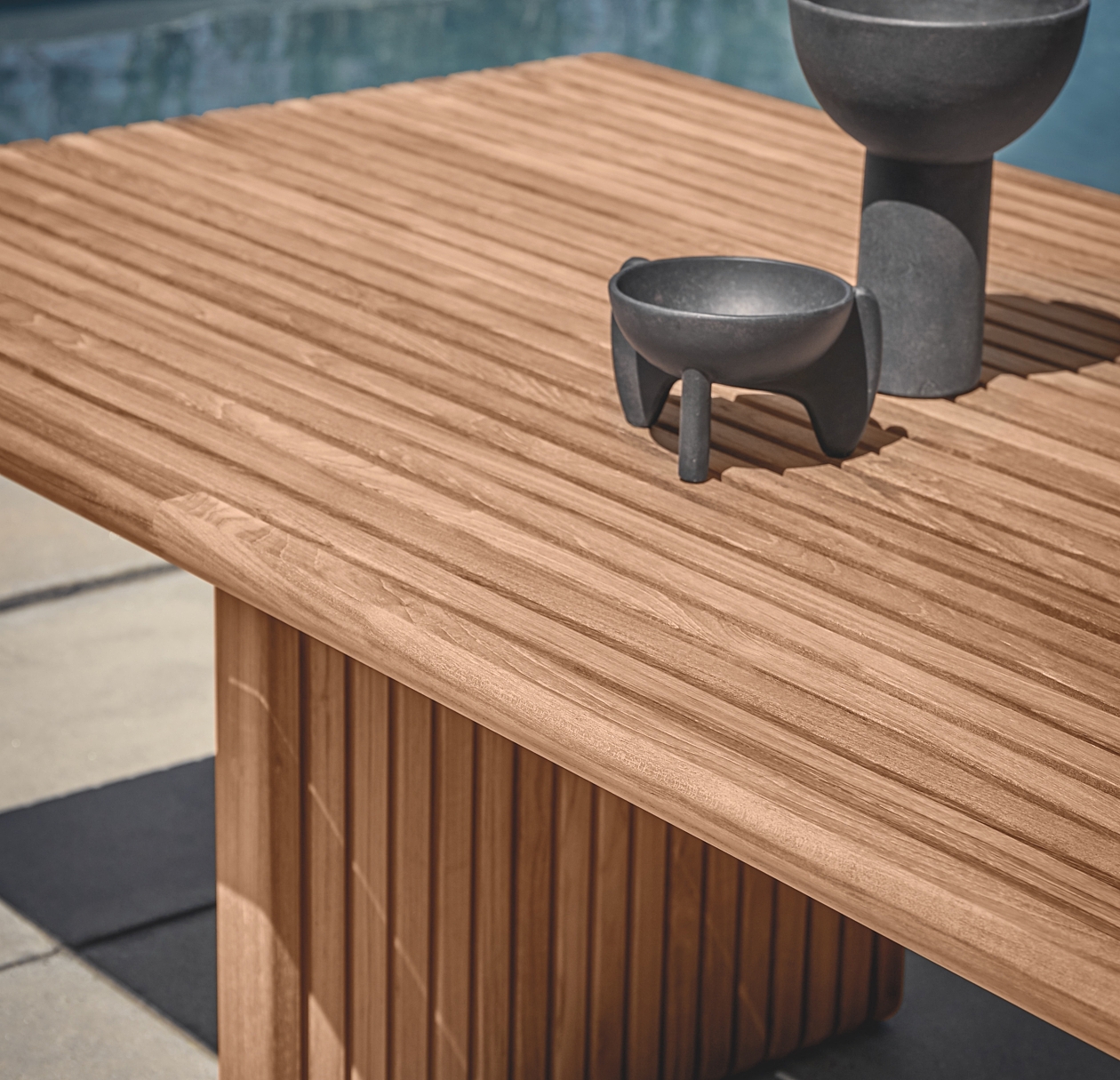 Deck dining table detail 2