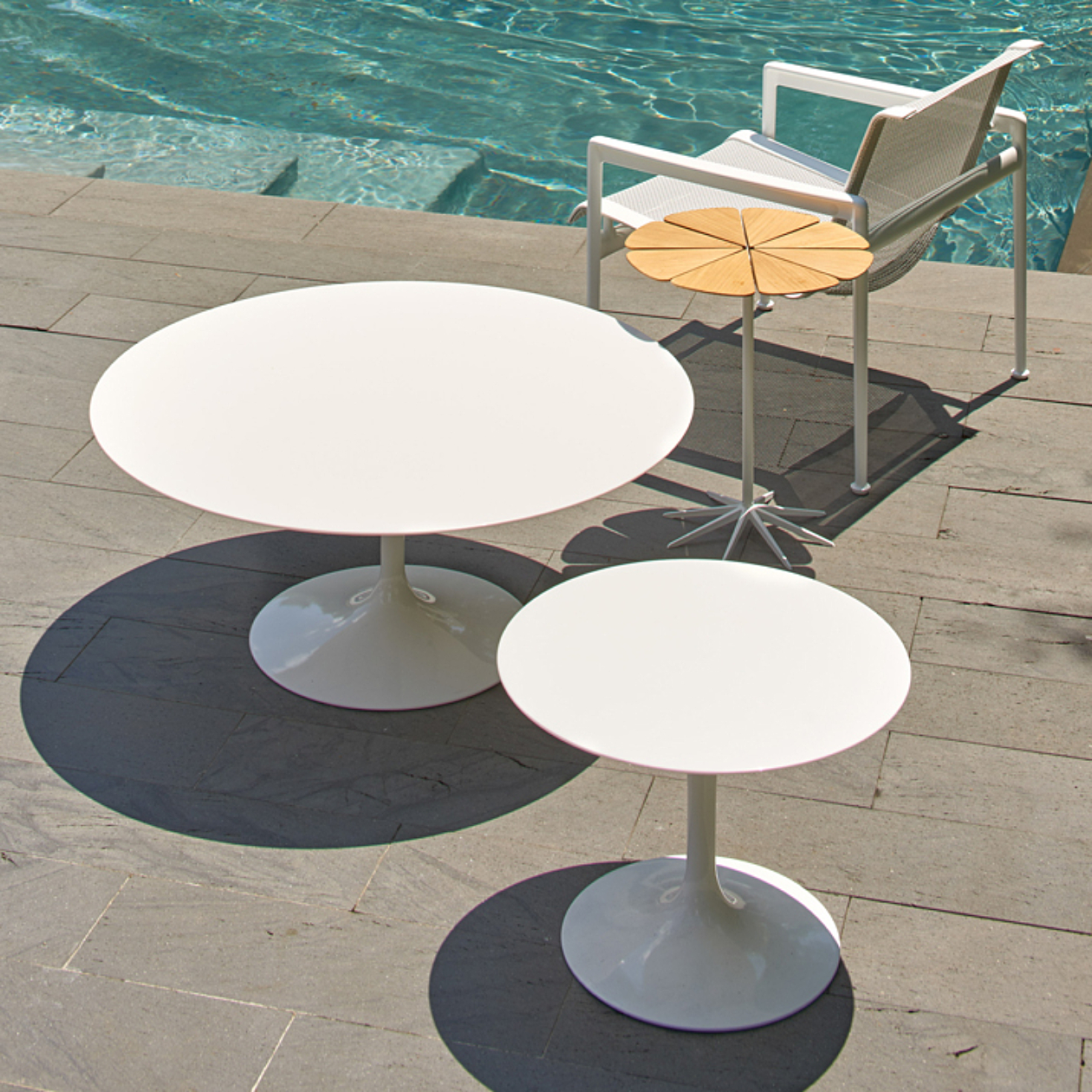 Outdoor tables tulip - knoll