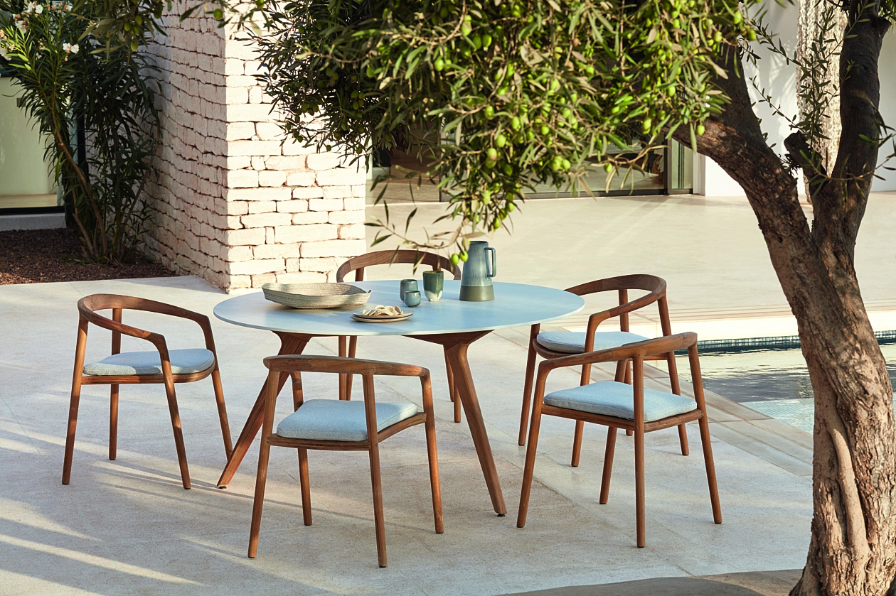 Manutti - solid table - solid chairs