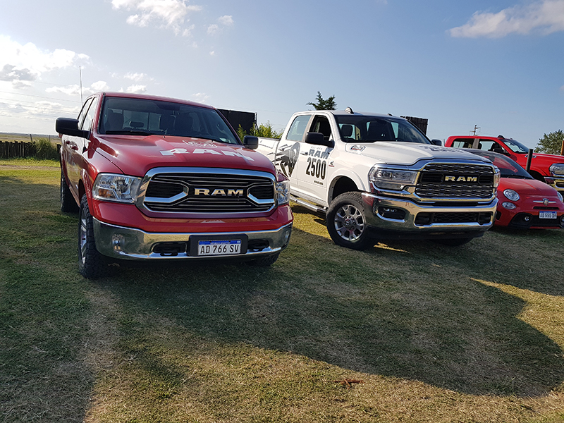 Dos pick-ups full size RAM en exposición.