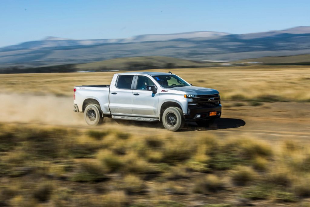 Pick-ups full size Silverado recorriendo una ruta desértica.