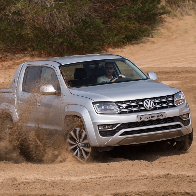 Hombre conduciendo una Amarok. Atraviesa dunas sin problemas.