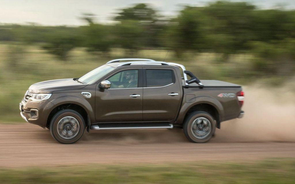 Renault Alaskan andando en camino de tierra. autos en precios justos