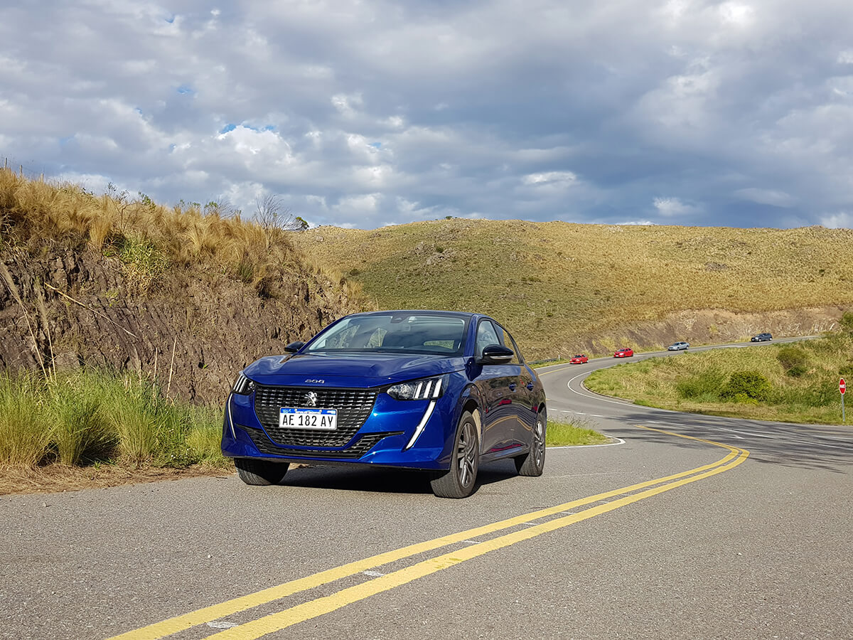 Peugeot 208 en ruta.