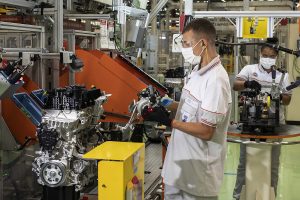 Operador en la fábrica de los nuevos motores turbo de Stellantis.