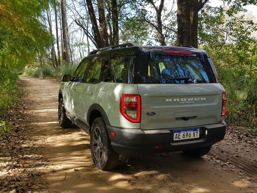 Bronco Sport en camino de tierra