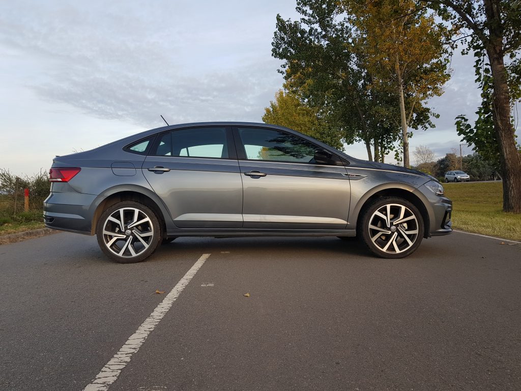 Lateral del Volkswagen Virtus GTS.