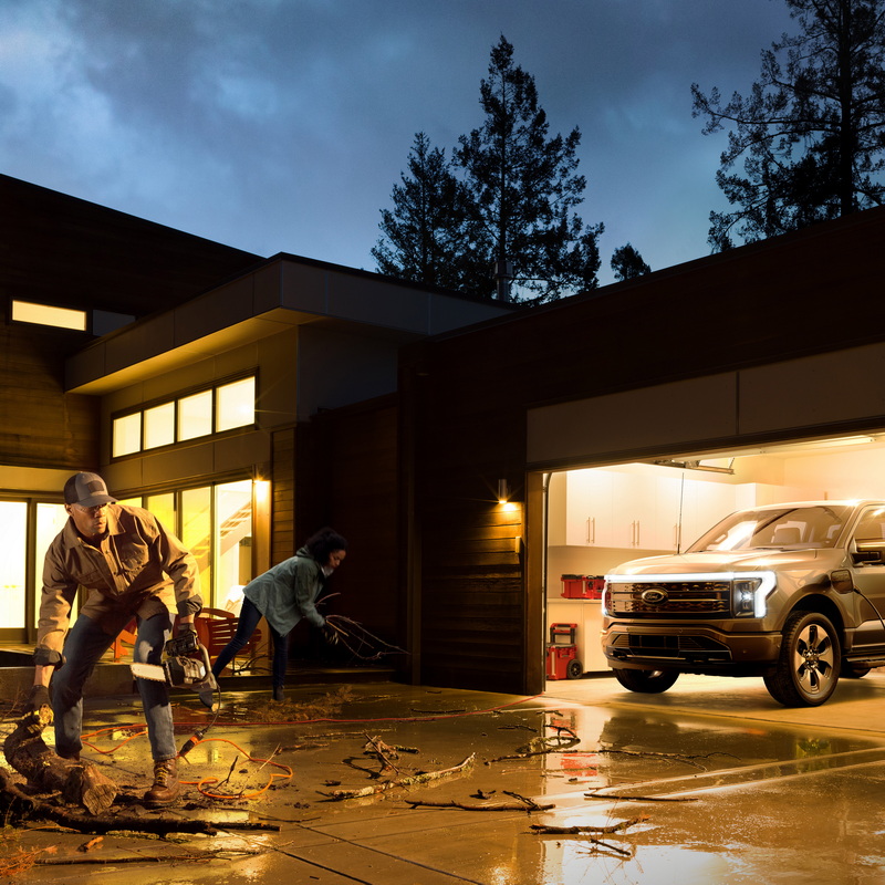 Ford F-150 abasteciendo de luz a una casa.