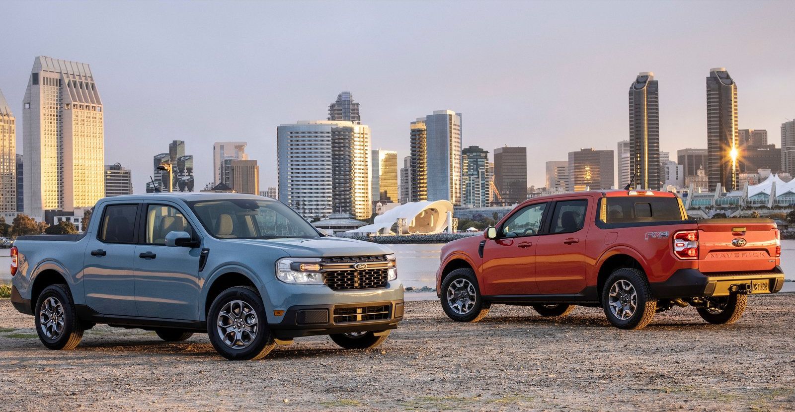 2 Ford Mavericks exhibidas de costado.