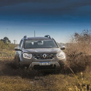 Renault Duster en superficie con barro.