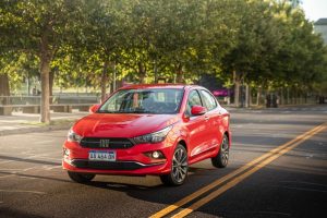 Fiat Cronos rojo en ruta.