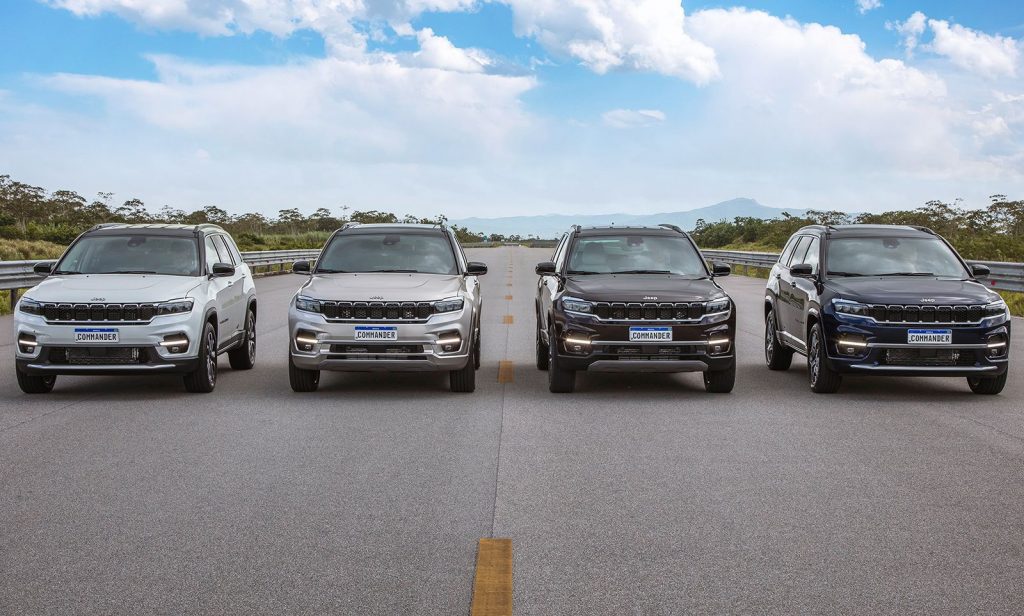 4 Jeep Commander exhibidos en ruta de frente.