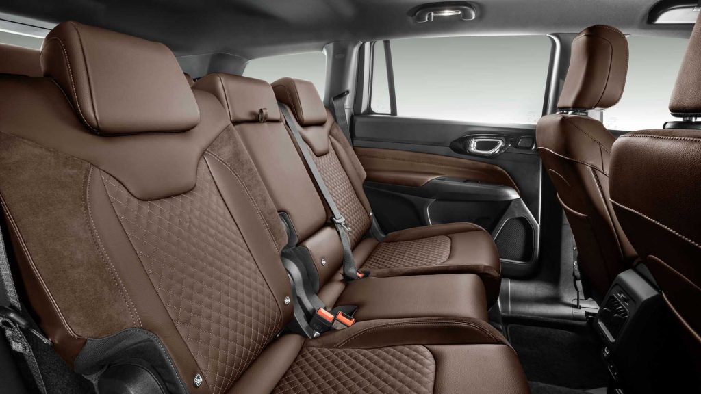 Vista de los asientos traseros en el interior del Jeep Commander.