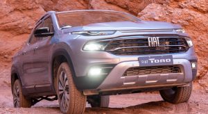 Vista frontal Fiat Toro en terreno off road.