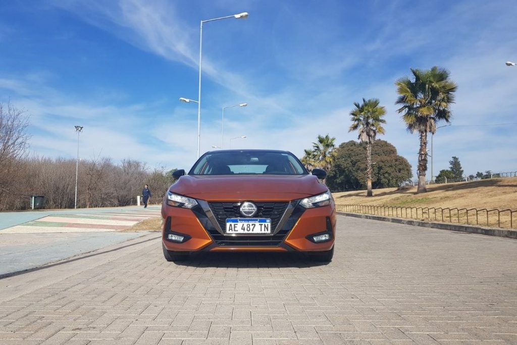 Vista frontal Nissan Sentra.